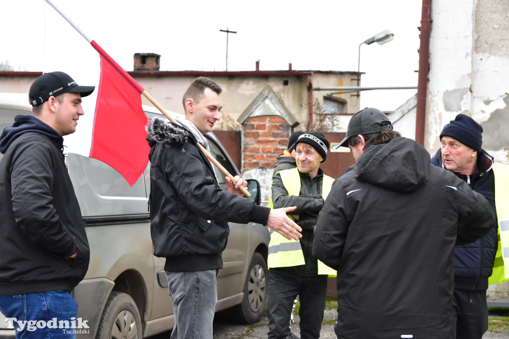 Gostycyn: Rolnicy protestowali przez kilka godzin w centrum wsi przy DW nr 237 z powiatów tucholskiego i sępoleńskiego