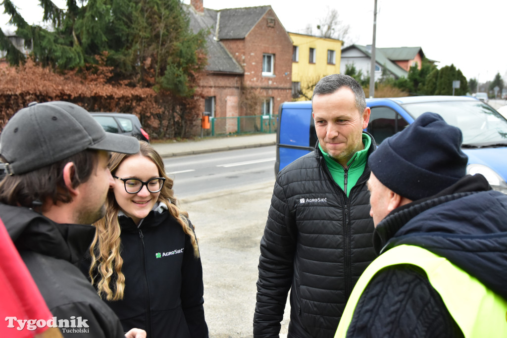 Gostycyn: Rolnicy protestowali przez kilka godzin w centrum wsi przy DW nr 237 z powiatów tucholskiego i sępoleńskiego
