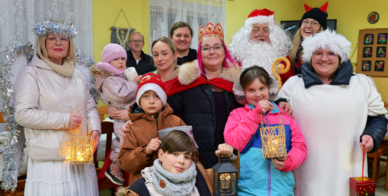 Mały Mędromierz i kolędnicy! Głośna, kolorowa grupa na ulicach