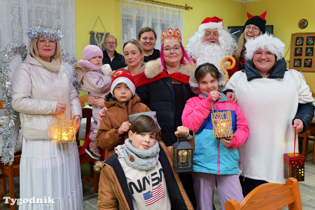 Mały Mędromierz i kolędnicy! Głośna, kolorowa grupa na ulicach