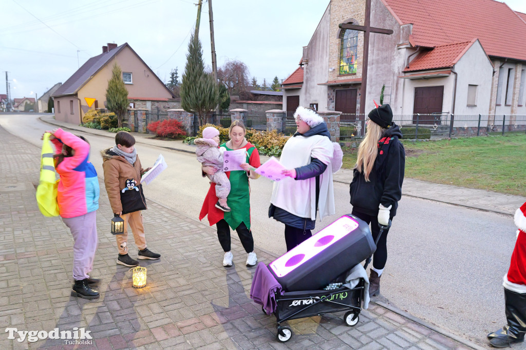 Mały Mędromierz i kolędnicy! Głośna, kolorowa grupa na ulicach