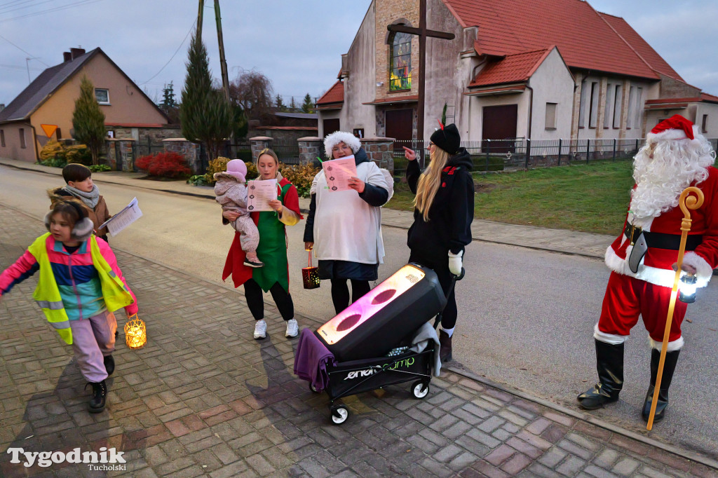 Mały Mędromierz i kolędnicy! Głośna, kolorowa grupa na ulicach