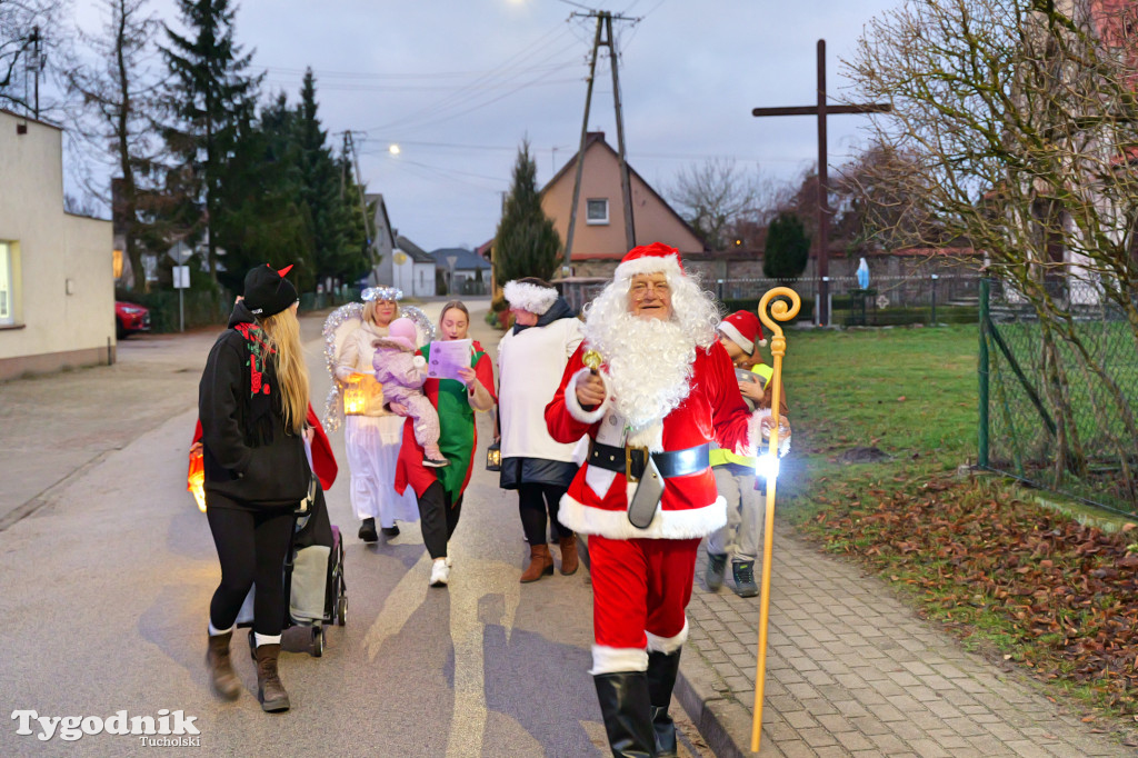 Mały Mędromierz i kolędnicy! Głośna, kolorowa grupa na ulicach