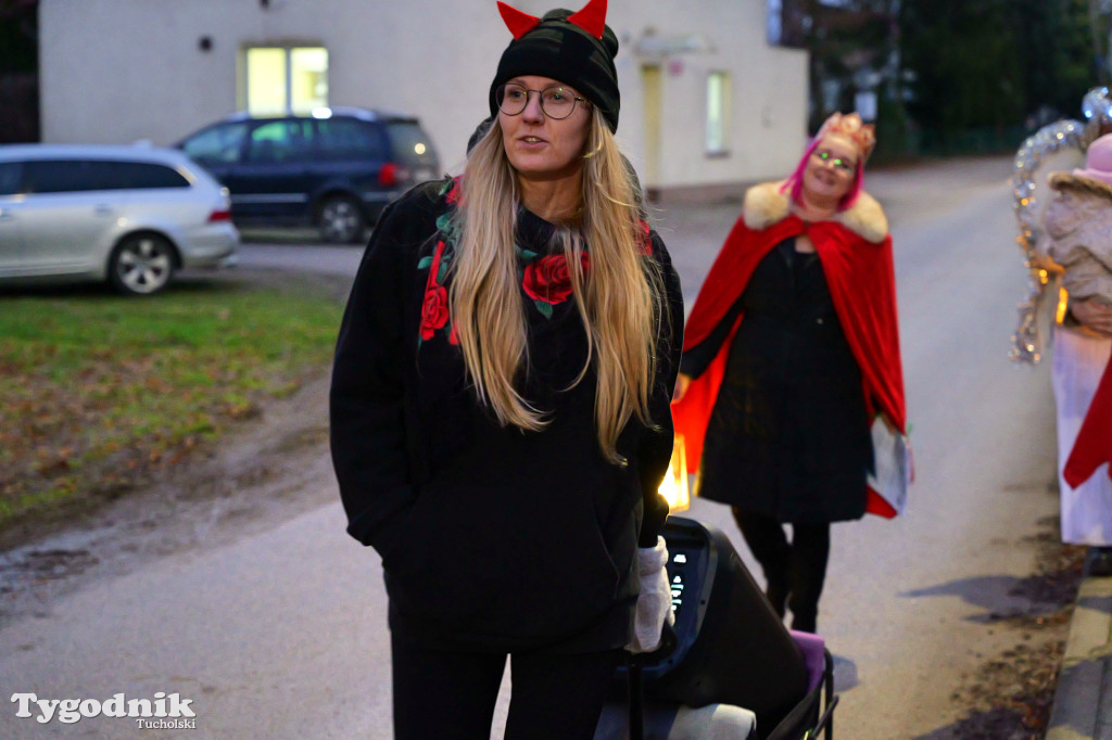 Mały Mędromierz i kolędnicy! Głośna, kolorowa grupa na ulicach