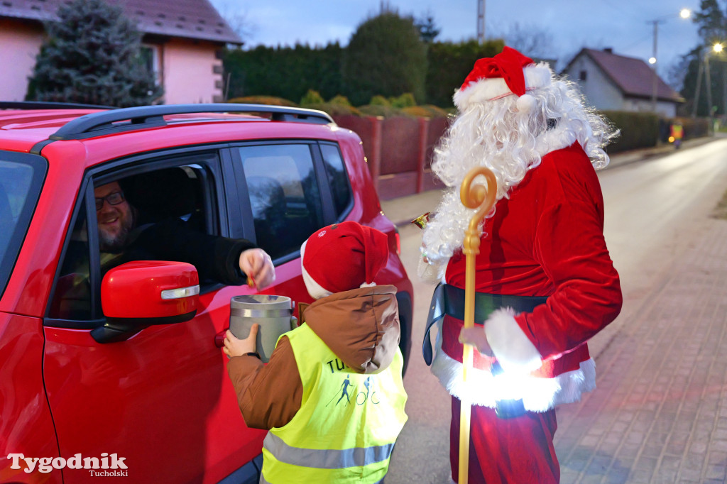 Mały Mędromierz i kolędnicy! Głośna, kolorowa grupa na ulicach