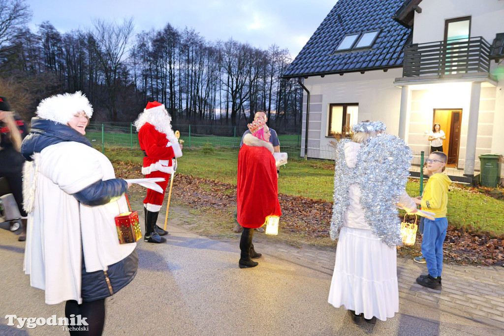 Mały Mędromierz i kolędnicy! Głośna, kolorowa grupa na ulicach