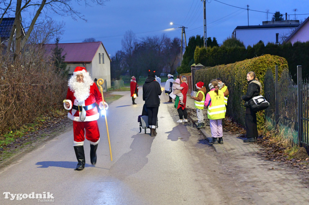 Mały Mędromierz i kolędnicy! Głośna, kolorowa grupa na ulicach