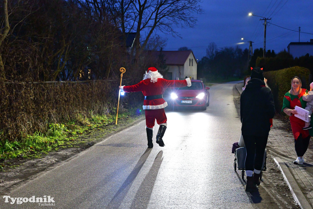 Mały Mędromierz i kolędnicy! Głośna, kolorowa grupa na ulicach
