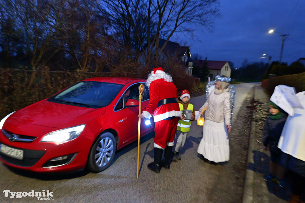Mały Mędromierz i kolędnicy! Głośna, kolorowa grupa na ulicach