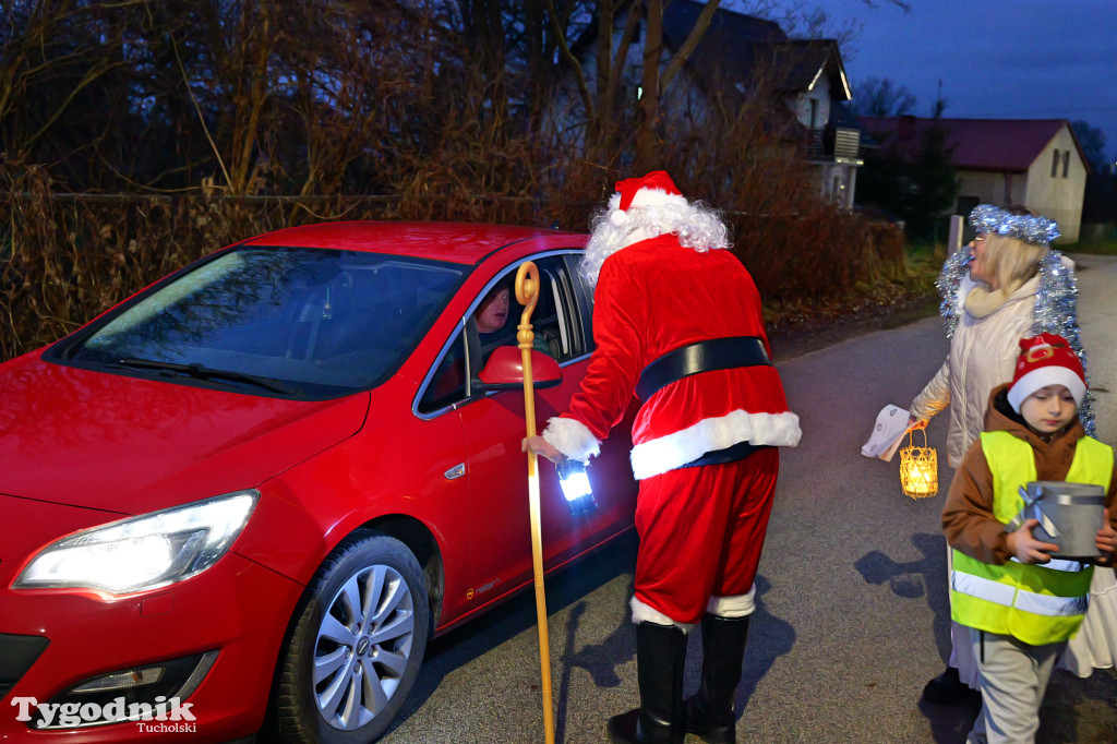 Mały Mędromierz i kolędnicy! Głośna, kolorowa grupa na ulicach