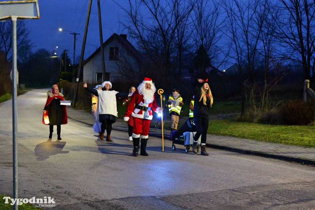 Mały Mędromierz i kolędnicy! Głośna, kolorowa grupa na ulicach