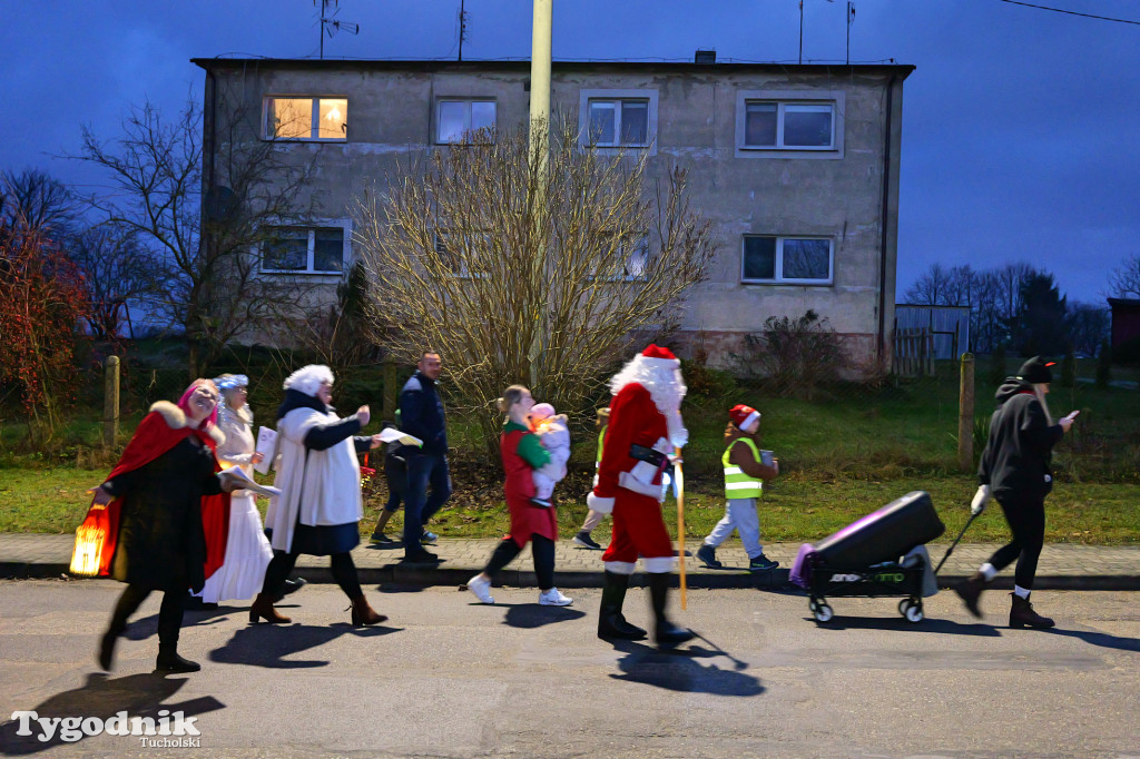 Mały Mędromierz i kolędnicy! Głośna, kolorowa grupa na ulicach