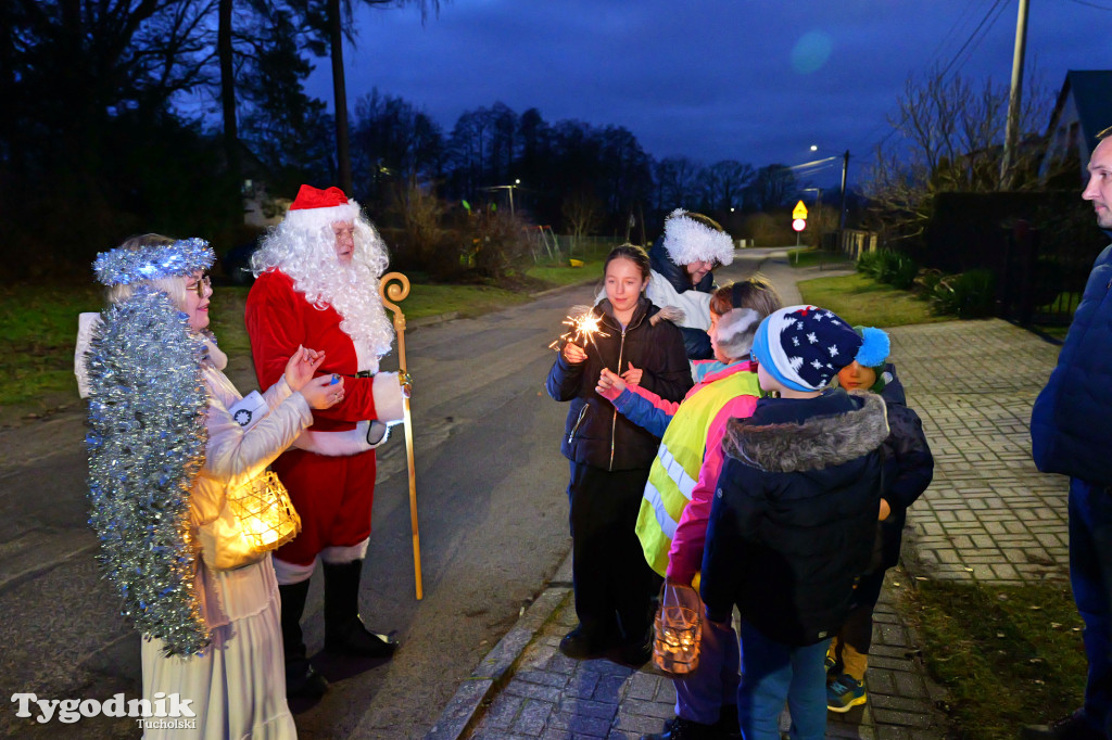 Mały Mędromierz i kolędnicy! Głośna, kolorowa grupa na ulicach