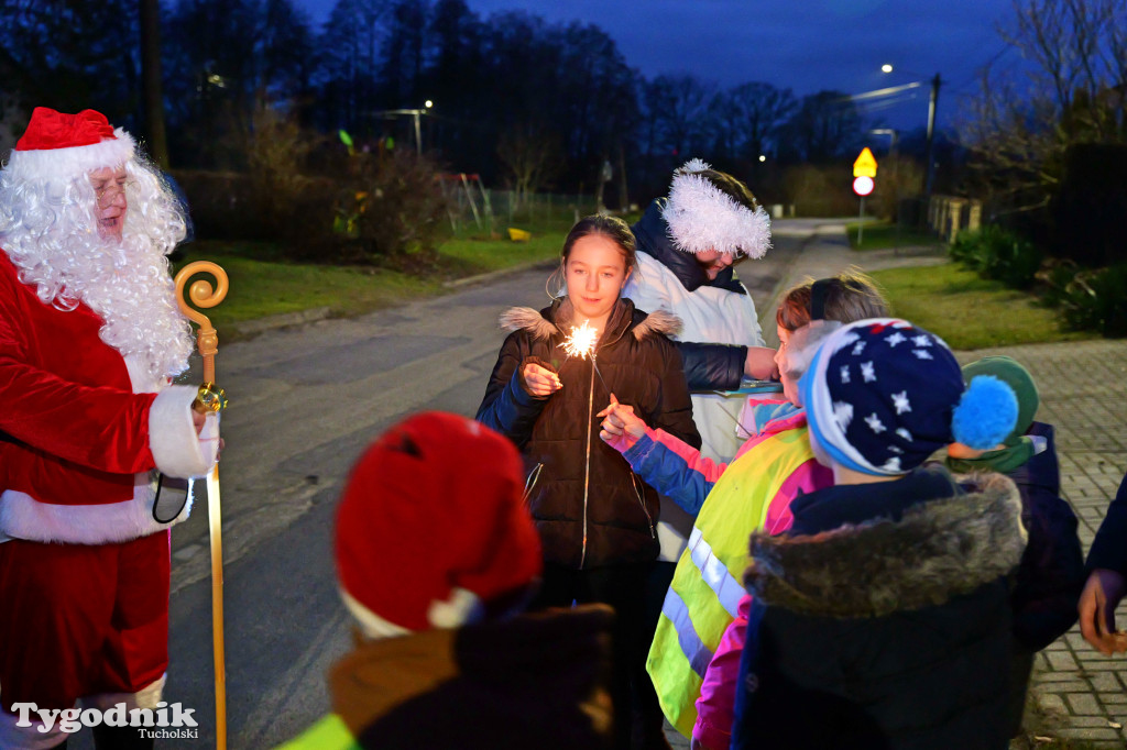 Mały Mędromierz i kolędnicy! Głośna, kolorowa grupa na ulicach