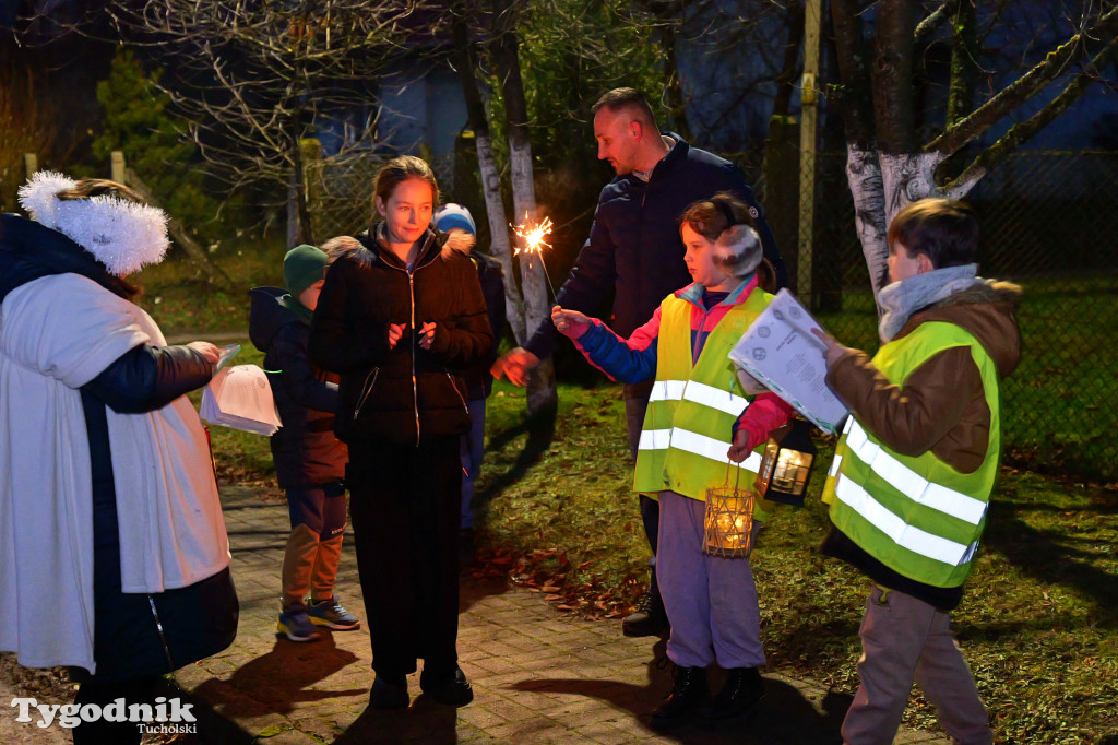 Mały Mędromierz i kolędnicy! Głośna, kolorowa grupa na ulicach