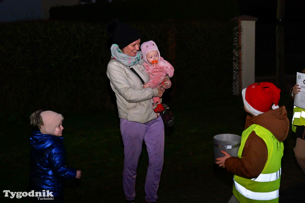 Mały Mędromierz i kolędnicy! Głośna, kolorowa grupa na ulicach