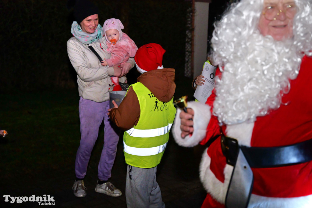 Mały Mędromierz i kolędnicy! Głośna, kolorowa grupa na ulicach