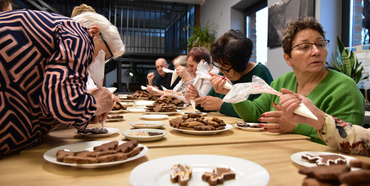 Nie tylko dla dzieci. Seniorzy też uwielbiają zdobić pierniki. Odwiedziliśmy Klub Seniora Cekcyn