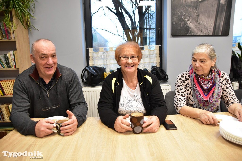 Nie tylko dla dzieci. Seniorzy też uwielbiają zdobić pierniki. Odwiedziliśmy Klub Seniora Cekcyn