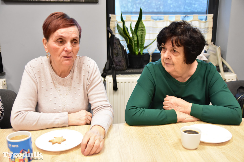 Nie tylko dla dzieci. Seniorzy też uwielbiają zdobić pierniki. Odwiedziliśmy Klub Seniora Cekcyn