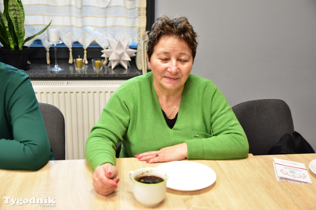 Nie tylko dla dzieci. Seniorzy też uwielbiają zdobić pierniki. Odwiedziliśmy Klub Seniora Cekcyn