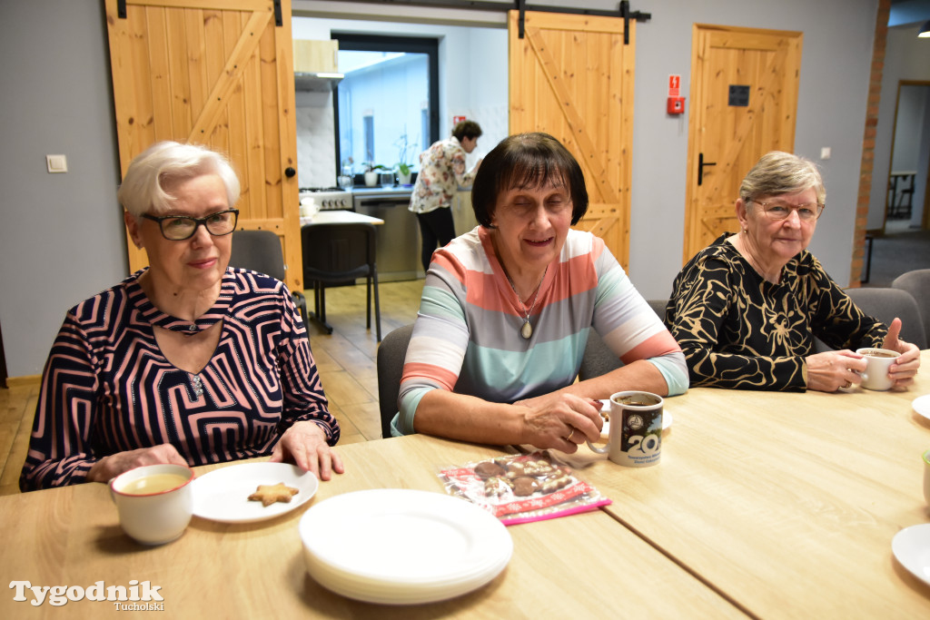 Nie tylko dla dzieci. Seniorzy też uwielbiają zdobić pierniki. Odwiedziliśmy Klub Seniora Cekcyn