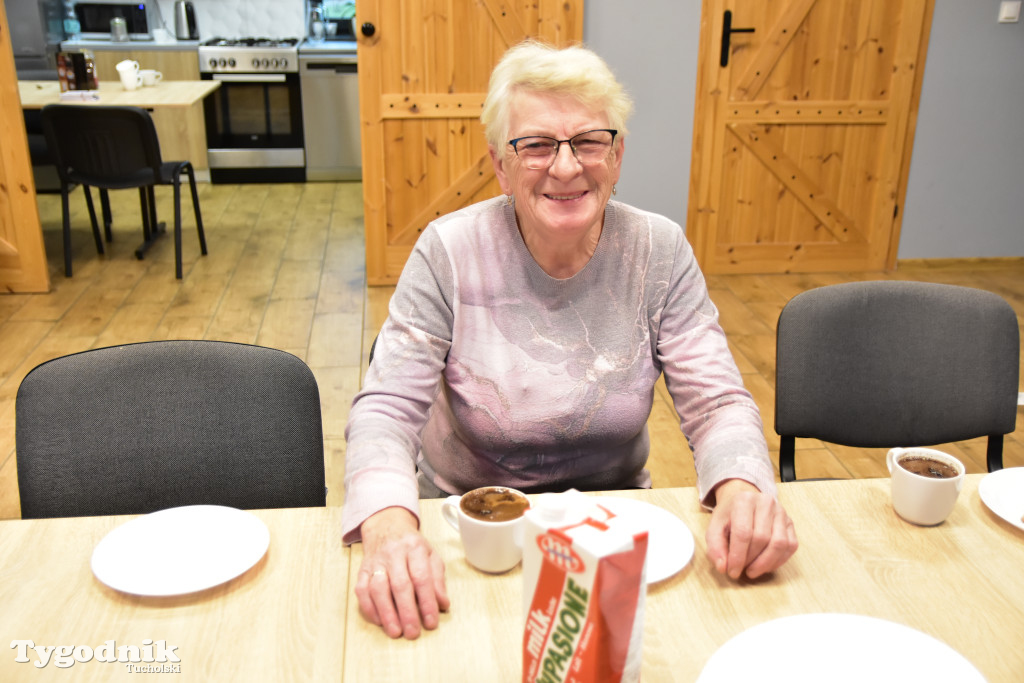Nie tylko dla dzieci. Seniorzy też uwielbiają zdobić pierniki. Odwiedziliśmy Klub Seniora Cekcyn