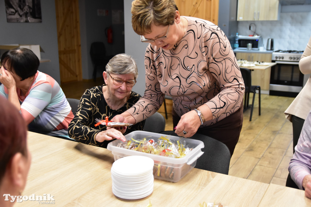Nie tylko dla dzieci. Seniorzy też uwielbiają zdobić pierniki. Odwiedziliśmy Klub Seniora Cekcyn