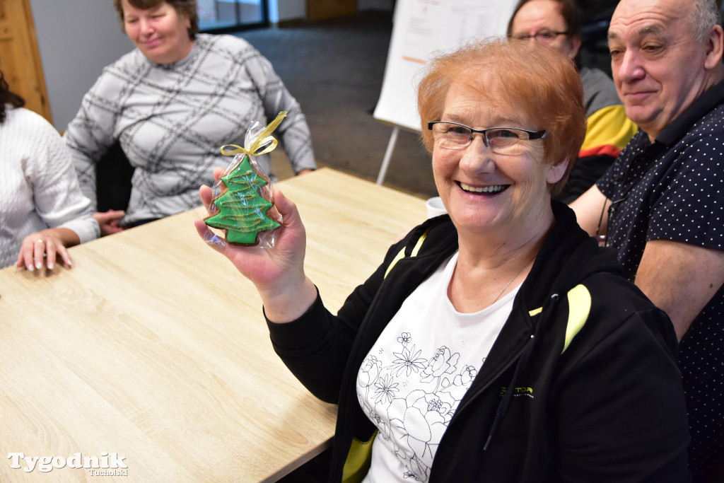 Nie tylko dla dzieci. Seniorzy też uwielbiają zdobić pierniki. Odwiedziliśmy Klub Seniora Cekcyn