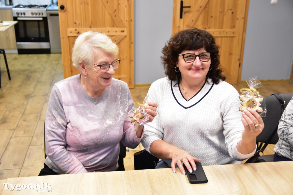 Nie tylko dla dzieci. Seniorzy też uwielbiają zdobić pierniki. Odwiedziliśmy Klub Seniora Cekcyn