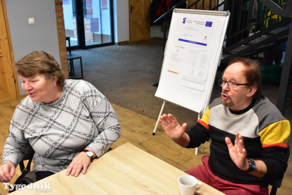 Nie tylko dla dzieci. Seniorzy też uwielbiają zdobić pierniki. Odwiedziliśmy Klub Seniora Cekcyn