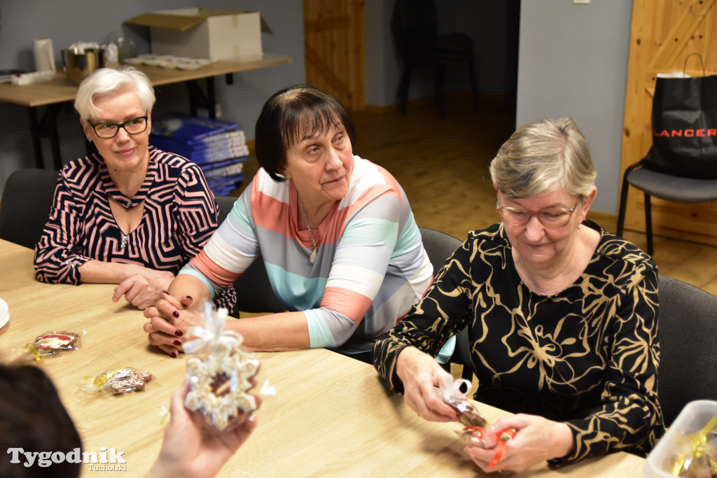 Nie tylko dla dzieci. Seniorzy też uwielbiają zdobić pierniki. Odwiedziliśmy Klub Seniora Cekcyn