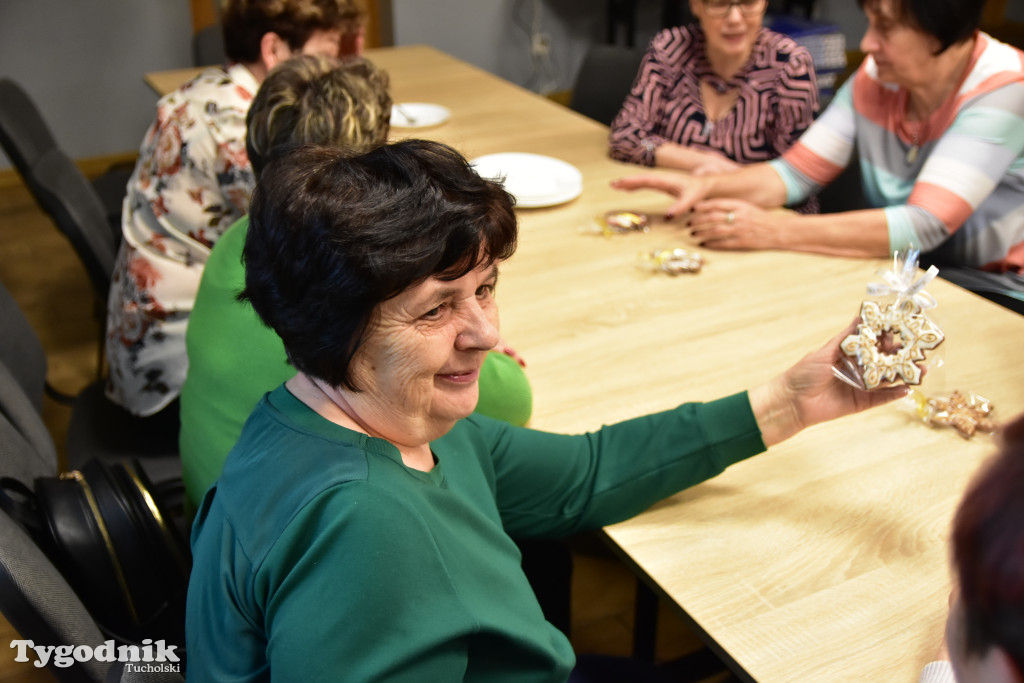 Nie tylko dla dzieci. Seniorzy też uwielbiają zdobić pierniki. Odwiedziliśmy Klub Seniora Cekcyn