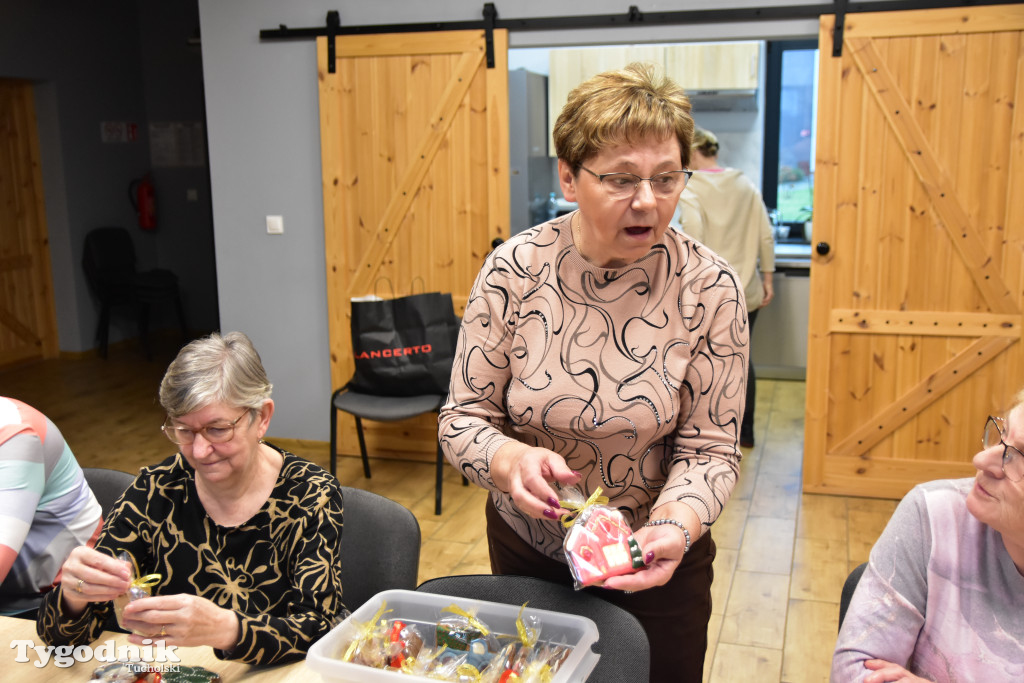 Nie tylko dla dzieci. Seniorzy też uwielbiają zdobić pierniki. Odwiedziliśmy Klub Seniora Cekcyn