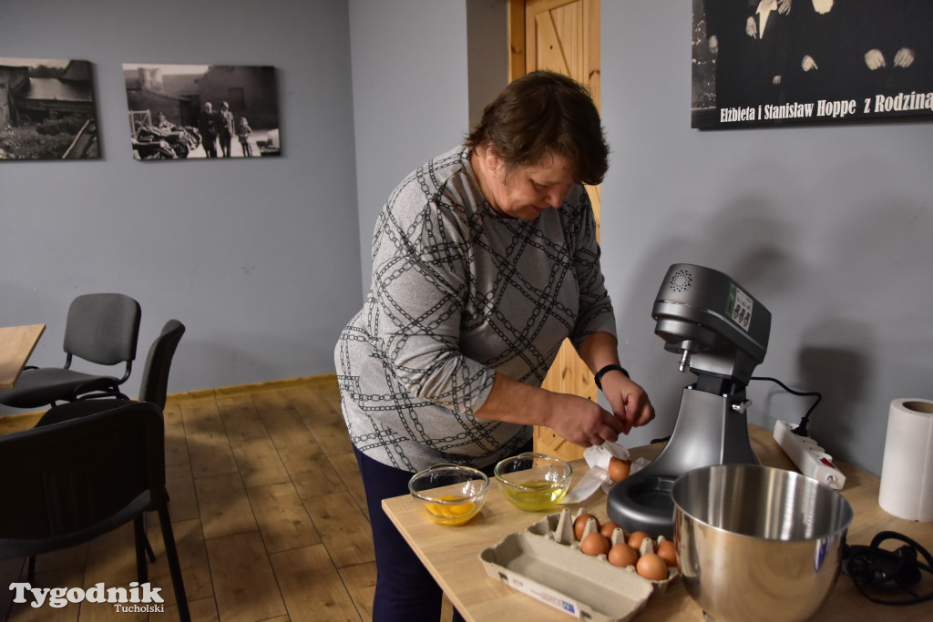 Nie tylko dla dzieci. Seniorzy też uwielbiają zdobić pierniki. Odwiedziliśmy Klub Seniora Cekcyn