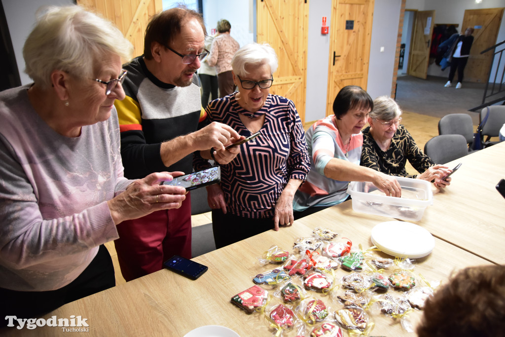 Nie tylko dla dzieci. Seniorzy też uwielbiają zdobić pierniki. Odwiedziliśmy Klub Seniora Cekcyn