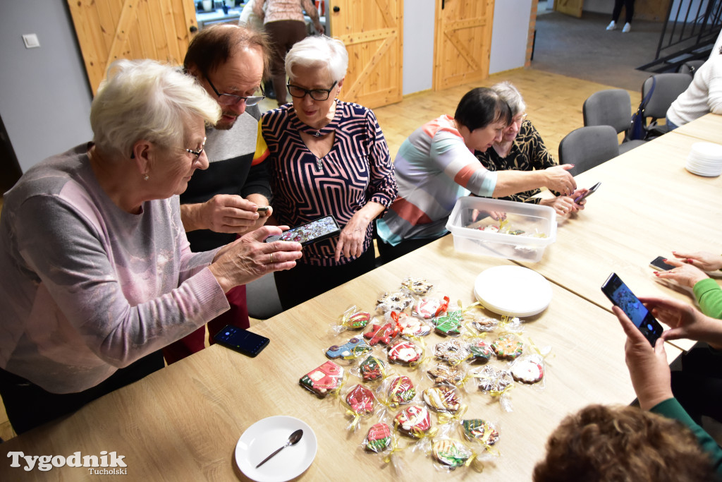 Nie tylko dla dzieci. Seniorzy też uwielbiają zdobić pierniki. Odwiedziliśmy Klub Seniora Cekcyn