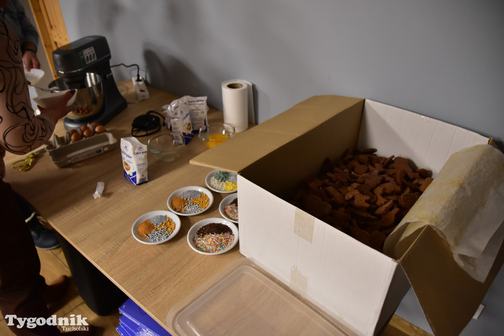 Nie tylko dla dzieci. Seniorzy też uwielbiają zdobić pierniki. Odwiedziliśmy Klub Seniora Cekcyn