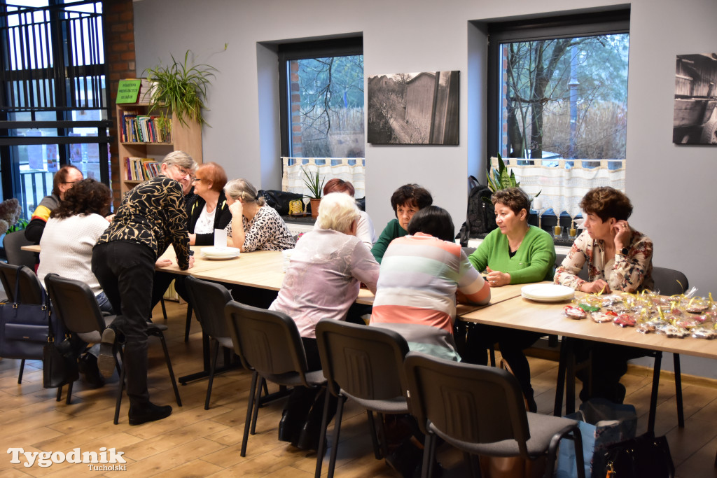 Nie tylko dla dzieci. Seniorzy też uwielbiają zdobić pierniki. Odwiedziliśmy Klub Seniora Cekcyn