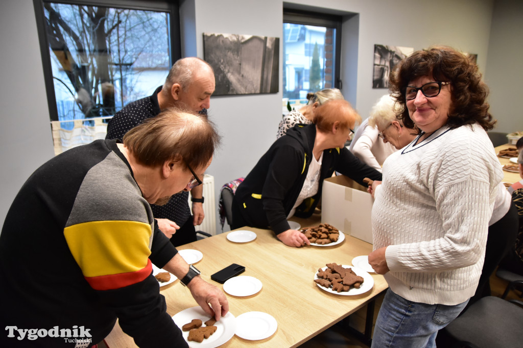 Nie tylko dla dzieci. Seniorzy też uwielbiają zdobić pierniki. Odwiedziliśmy Klub Seniora Cekcyn