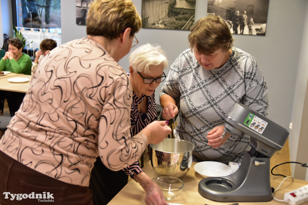 Nie tylko dla dzieci. Seniorzy też uwielbiają zdobić pierniki. Odwiedziliśmy Klub Seniora Cekcyn