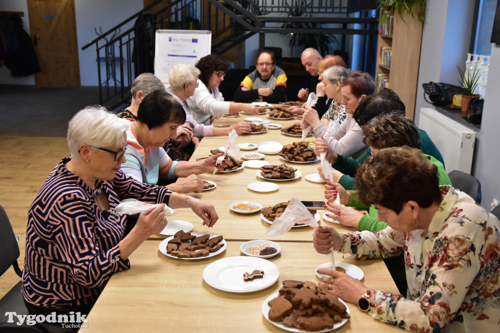 Nie tylko dla dzieci. Seniorzy też uwielbiają zdobić pierniki. Odwiedziliśmy Klub Seniora Cekcyn