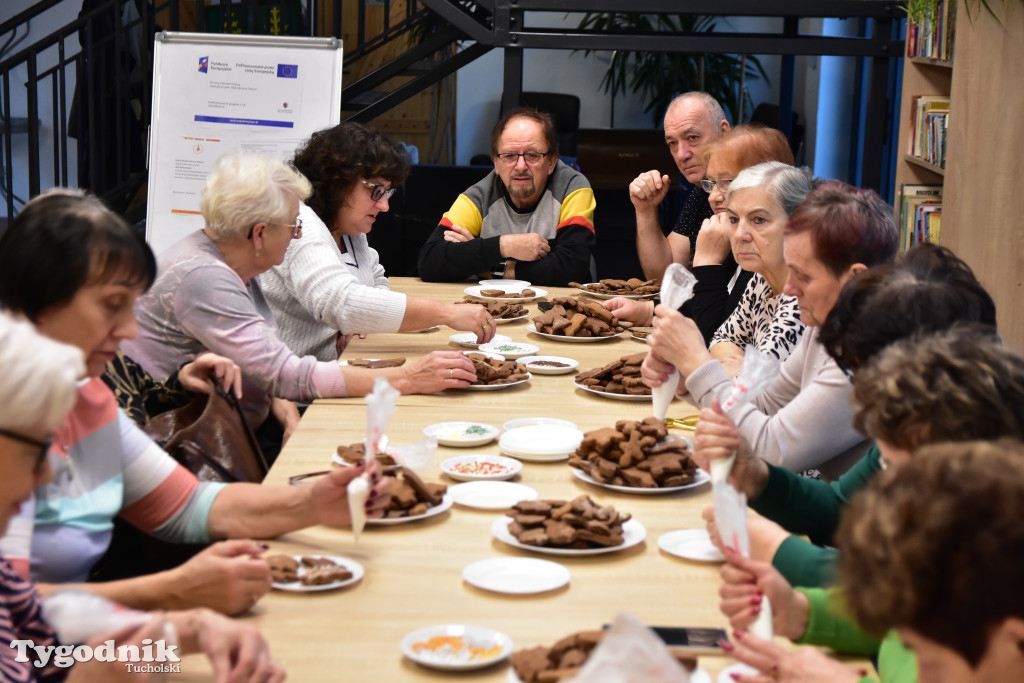 Nie tylko dla dzieci. Seniorzy też uwielbiają zdobić pierniki. Odwiedziliśmy Klub Seniora Cekcyn