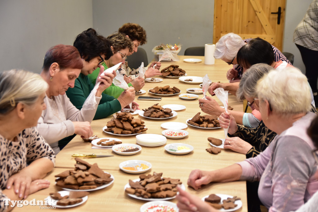 Nie tylko dla dzieci. Seniorzy też uwielbiają zdobić pierniki. Odwiedziliśmy Klub Seniora Cekcyn