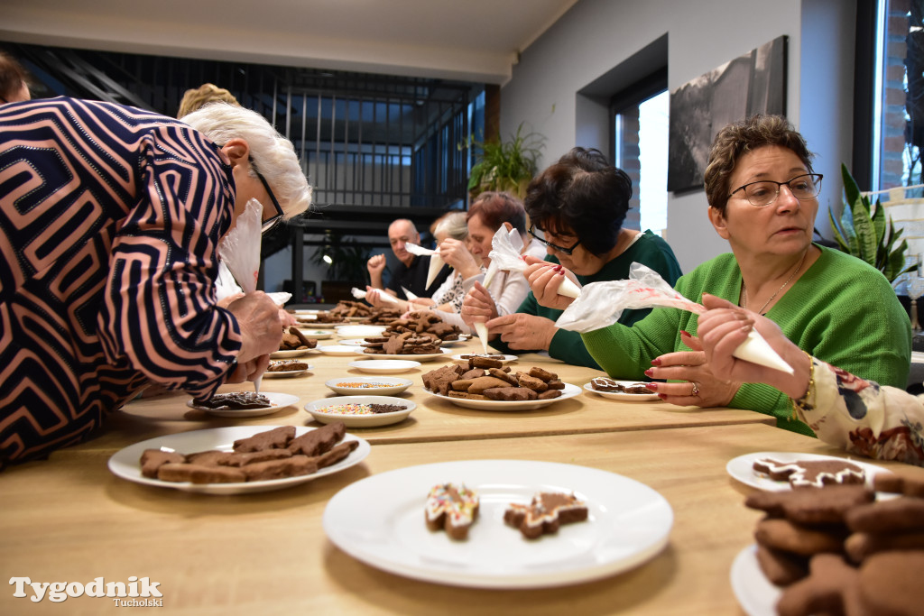 Nie tylko dla dzieci. Seniorzy też uwielbiają zdobić pierniki. Odwiedziliśmy Klub Seniora Cekcyn