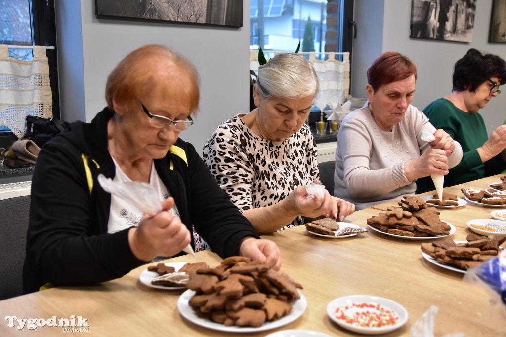 Nie tylko dla dzieci. Seniorzy też uwielbiają zdobić pierniki. Odwiedziliśmy Klub Seniora Cekcyn