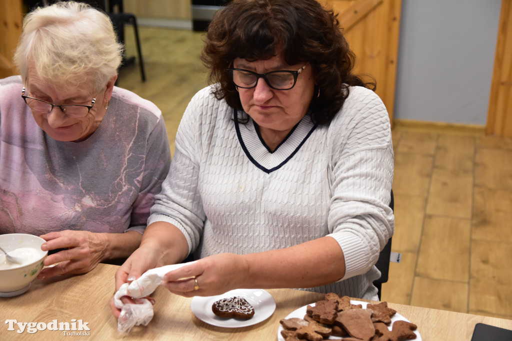 Nie tylko dla dzieci. Seniorzy też uwielbiają zdobić pierniki. Odwiedziliśmy Klub Seniora Cekcyn