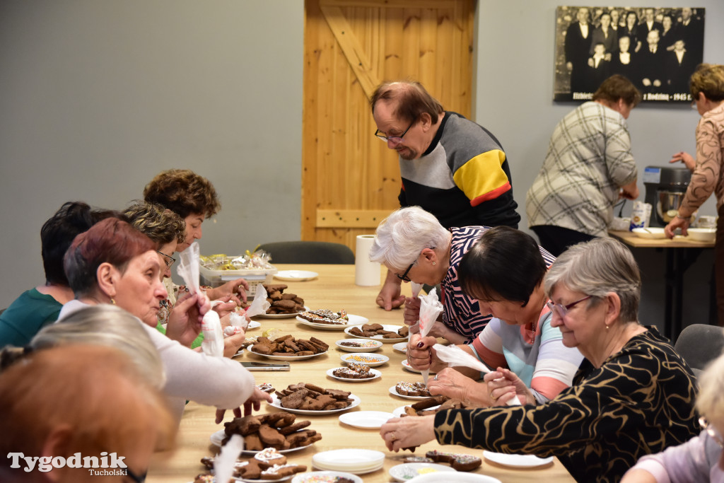 Nie tylko dla dzieci. Seniorzy też uwielbiają zdobić pierniki. Odwiedziliśmy Klub Seniora Cekcyn