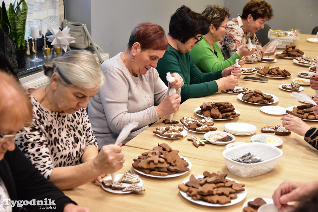 Nie tylko dla dzieci. Seniorzy też uwielbiają zdobić pierniki. Odwiedziliśmy Klub Seniora Cekcyn