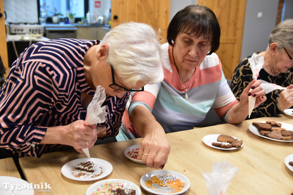 Nie tylko dla dzieci. Seniorzy też uwielbiają zdobić pierniki. Odwiedziliśmy Klub Seniora Cekcyn